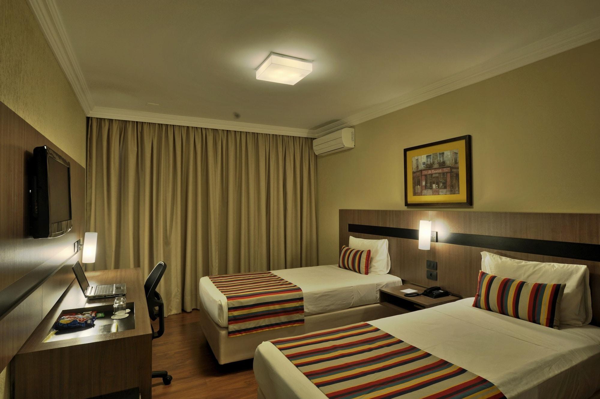 Hotel Deville Express Cascavel カスカヴェウ エクステリア 写真