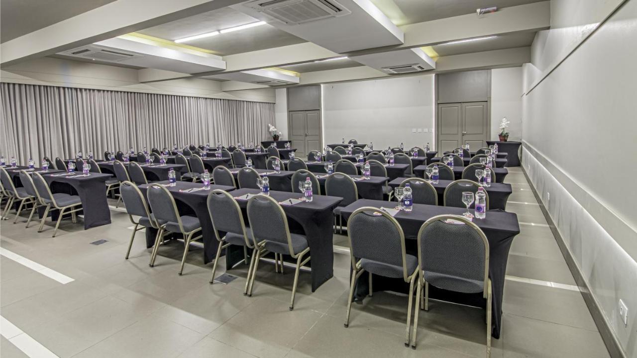 Hotel Deville Express Cascavel カスカヴェウ エクステリア 写真