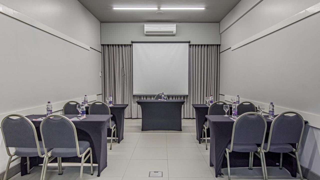 Hotel Deville Express Cascavel カスカヴェウ エクステリア 写真