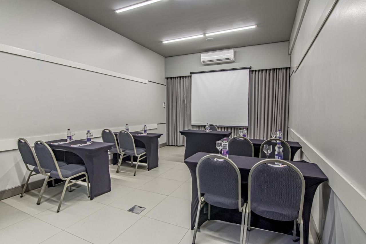Hotel Deville Express Cascavel カスカヴェウ エクステリア 写真