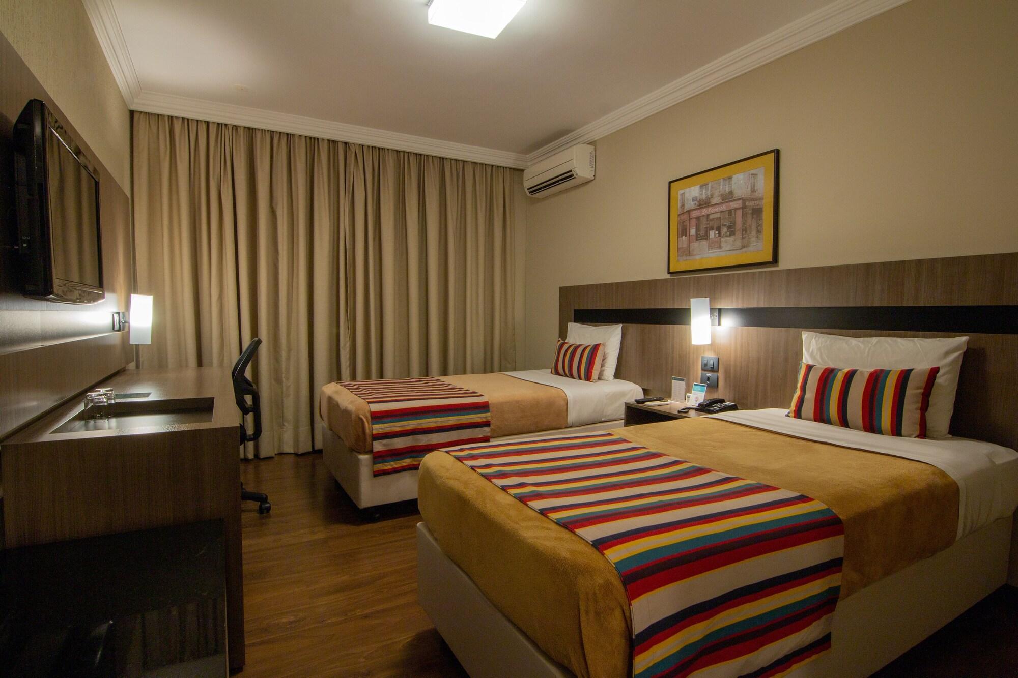 Hotel Deville Express Cascavel カスカヴェウ エクステリア 写真