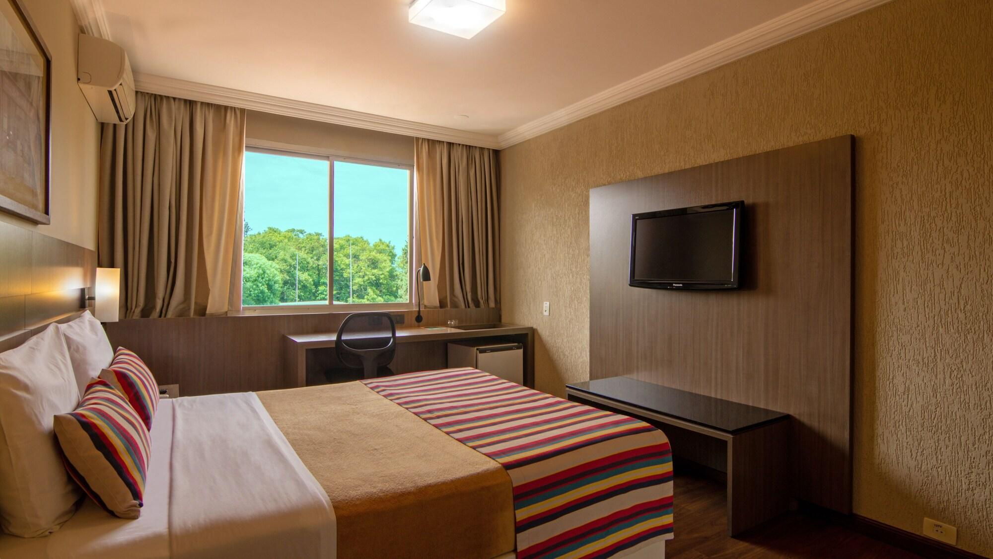 Hotel Deville Express Cascavel カスカヴェウ エクステリア 写真