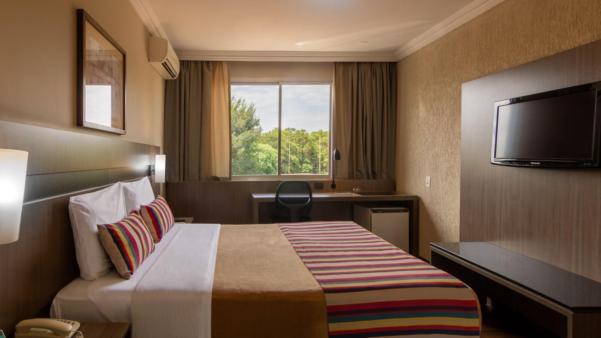 Hotel Deville Express Cascavel カスカヴェウ エクステリア 写真