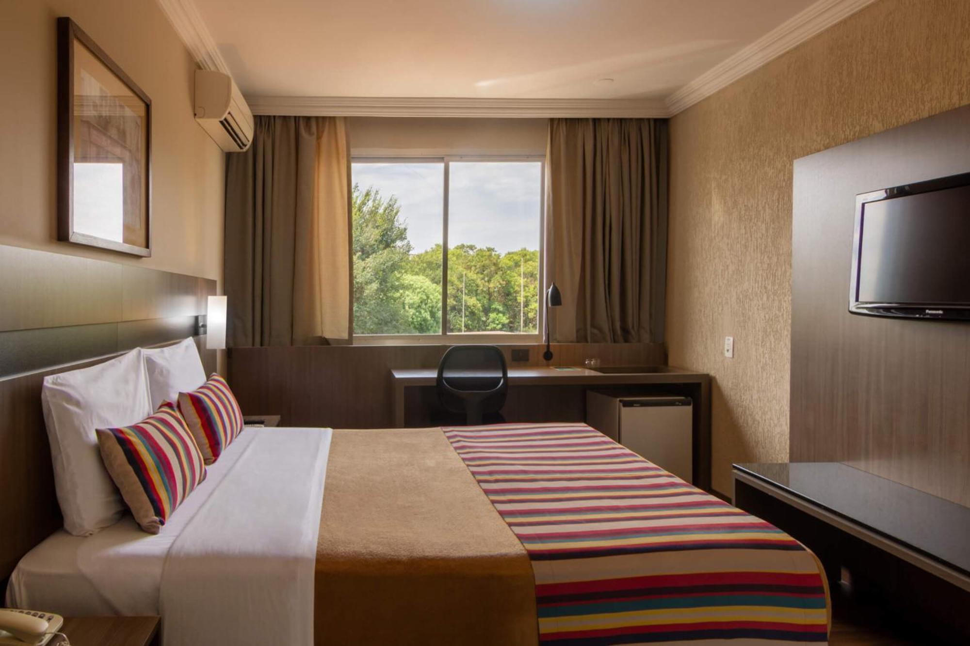 Hotel Deville Express Cascavel カスカヴェウ エクステリア 写真